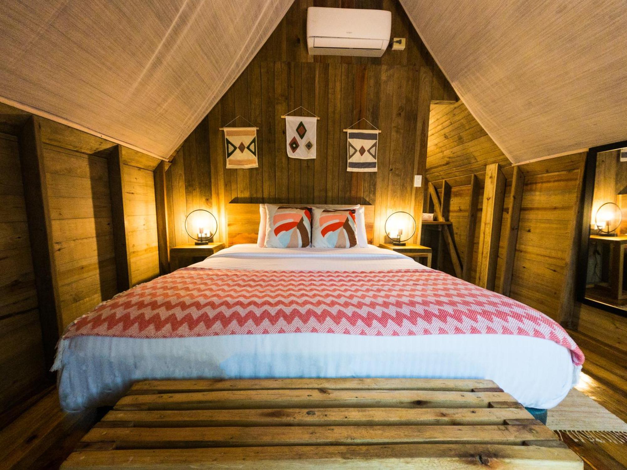 Socialtel Red Frog Hotel Bocas del Toro Exterior photo