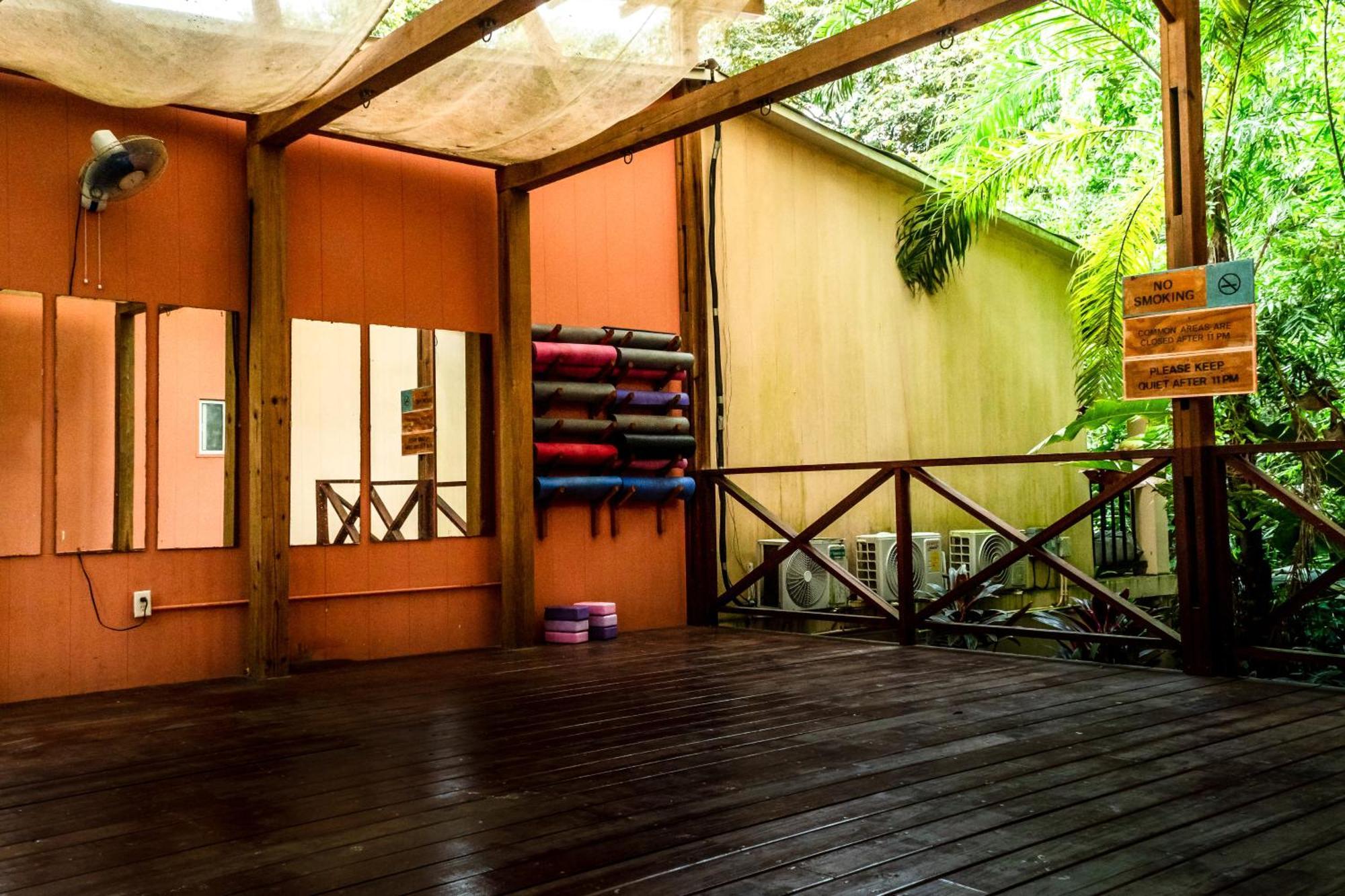 Socialtel Red Frog Hotel Bocas del Toro Exterior photo