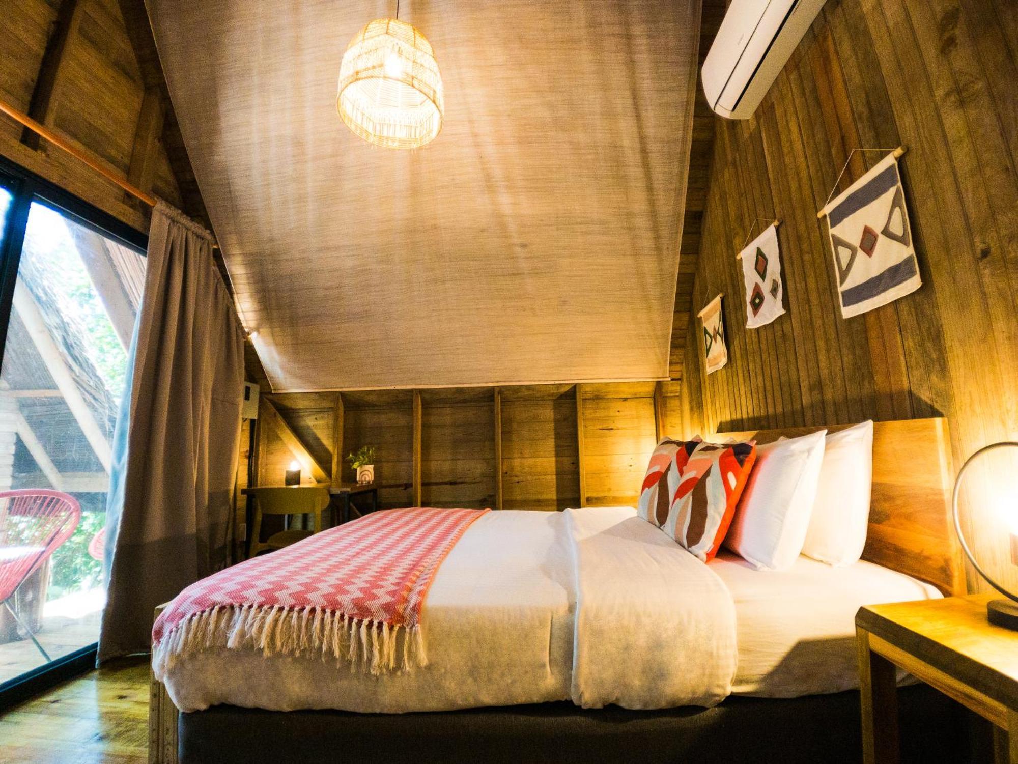 Socialtel Red Frog Hotel Bocas del Toro Exterior photo
